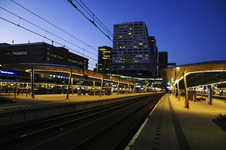 903012 Gezicht op het 8e perron van het Centraal Station (Utrecht Centraal) te Utrecht, tijdens de schemering. Op de ...